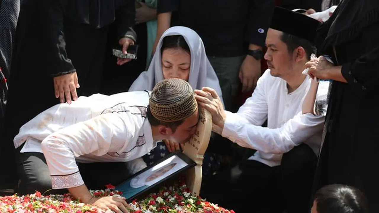 7 Momen Haru Pemakaman Ibunda Kiki Farrel, Diiringi Tangisan Keluarga