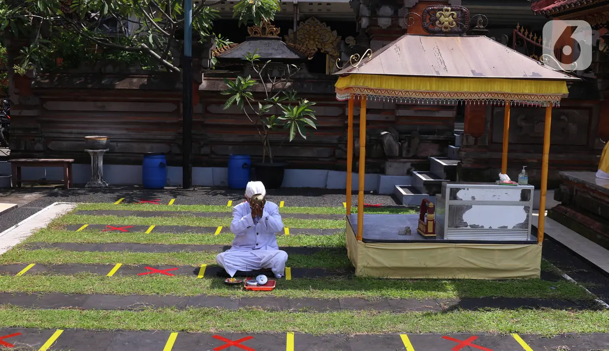 Penanda jaga jarak fisik atau physical distancing terpasang di Pura Kerta Jaya, Kota Tangerang, Banten, Rabu (3/6/2020). Pura Kerta Jaya menerapkan pemberlakuan protokol kesehatan selama masa pandemi virus corona COVID-19 seiring rencana kembali dibukanya tempat ibadah. (Liputan6.com/Angga Yuniar)