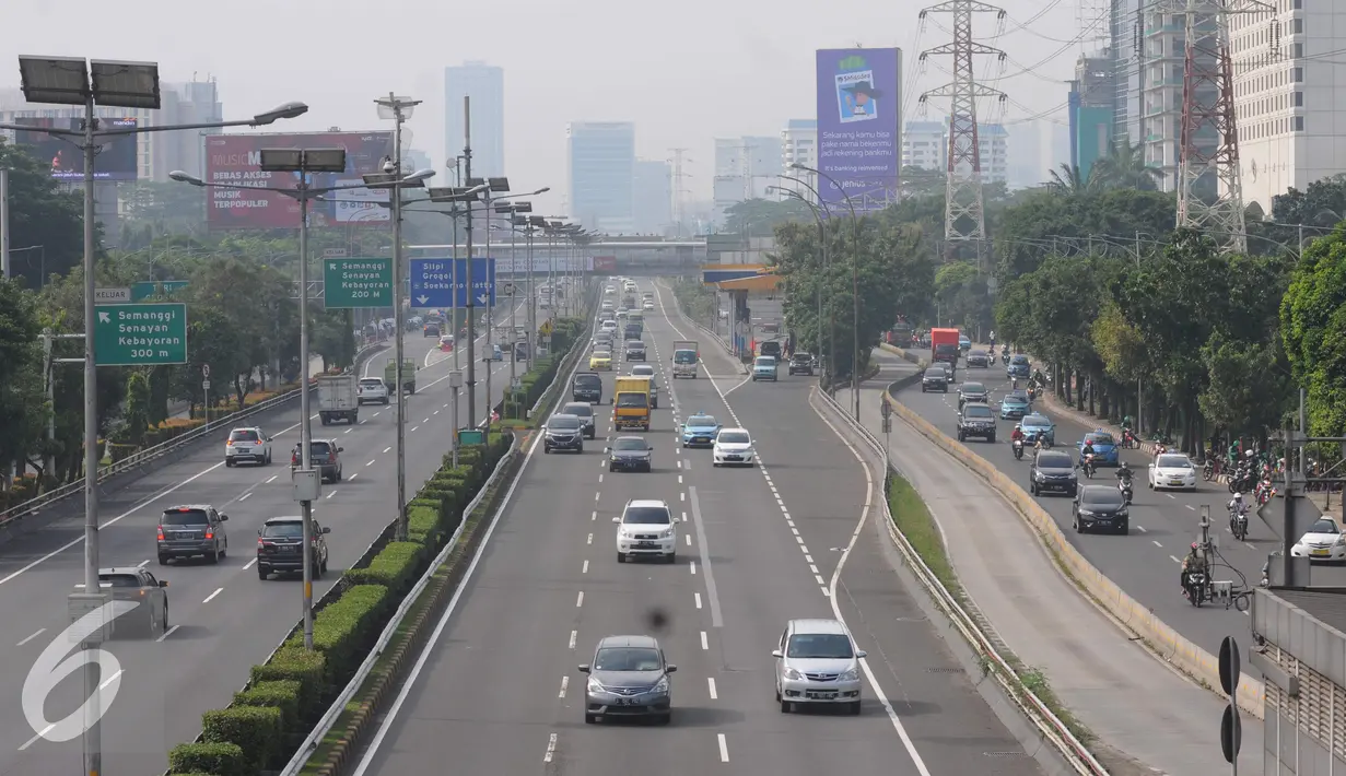 Sejumlah kendaraan melintas di Jalan Tol Dalam Kota, Jakarta, Jumat (4/11) Aksi serempak mengecam penistaan agama yang disangkakan kepada Ahok ini membuat jalan di beberapa ruas mejadi lengang. (Liputan6.com/Helmi Afandi)