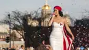Katy Perry bernyanyi saat kampanye Kandidat Presiden AS, Hillary Clinton di Des Moines , Iowa , Sabtu (24/10/ 2015). Kehadiran Katy Perry membuat kampanye Hillary disambut dengan antusias oleh warga.  (REUTERS / Scott Morgan)