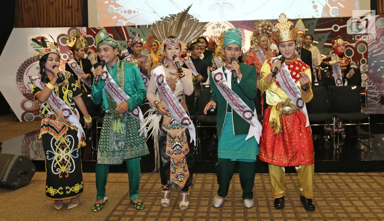 Peserta Liga Dangdut Indonesia dari daerah Kalimantan membawakan lagu saat jumpa pers di SCTV Tower, Jakarta, Jumat (12/1). Liga Dangdut Indonesia, Indosiar akan memperkenalkan ke 170 peserta perwakilan 34 provinsi. (Liputan6.com/Herman Zakharia)