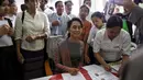 Aung San Suu Kyi menyerahkan dokumen pencalonannya sebagai Presiden di kantor Komisi Pemilihan Thanlyin (29/7/2015). Myanmar akan melakukan pemilu pertama kalinya setelah 25 tahun keran demokrasi ditutup. (REUTERS/Soe Zeya Tun)