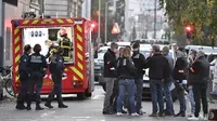 Petugas keamanan di lokasi serangan di Lyon pada hari Sabtu, 31 Oktober 2020. (AFP / PHILIPPE DESMAZES)