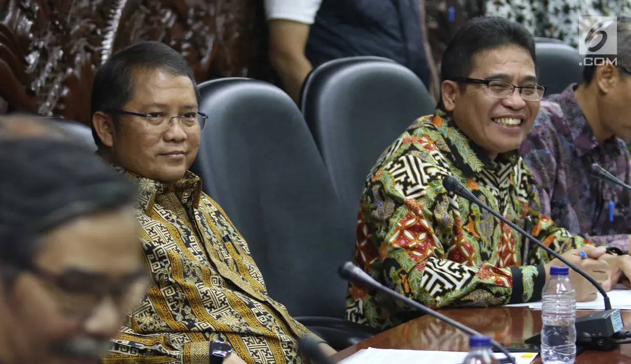 Menkominfo Rudiantara dan Dirut PT Telkom Indonesia (Persero) Tbk Alex Sinaga saat menyelenggarakan konferensi pers mengenai pemulihan layanan akibat terganggunya satelit Telkom 1, Jakarta, Selasa (12/9). (Liputan6.com/Angga Yuniar)