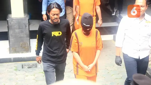 Tersangka kasus pembuatan konten live streaming bermuatan pornografi pada sebuah aplikasi, diamankan Satreskrim Polres Sukabumi Kota (Liputan6.com/Fira Syahrin).