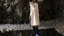 Long coat cream dipadukan dengan rok dan pants hitamnya Instagram @eunwo.o_c