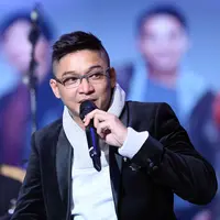 Charly saat membawakan lagu 'Demi Waktu' diiringi oleh personel Ungu. Tiba-tiba dikejutkan dengan Pasha Ungu muncul di atas panggung. (Nurwahyunan/Bintang.com)