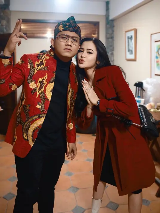 Namun ia masih tetap menjaga penampilan dengan busana dan makeup cantik. [Instagram.com/bellabonita_r.a]