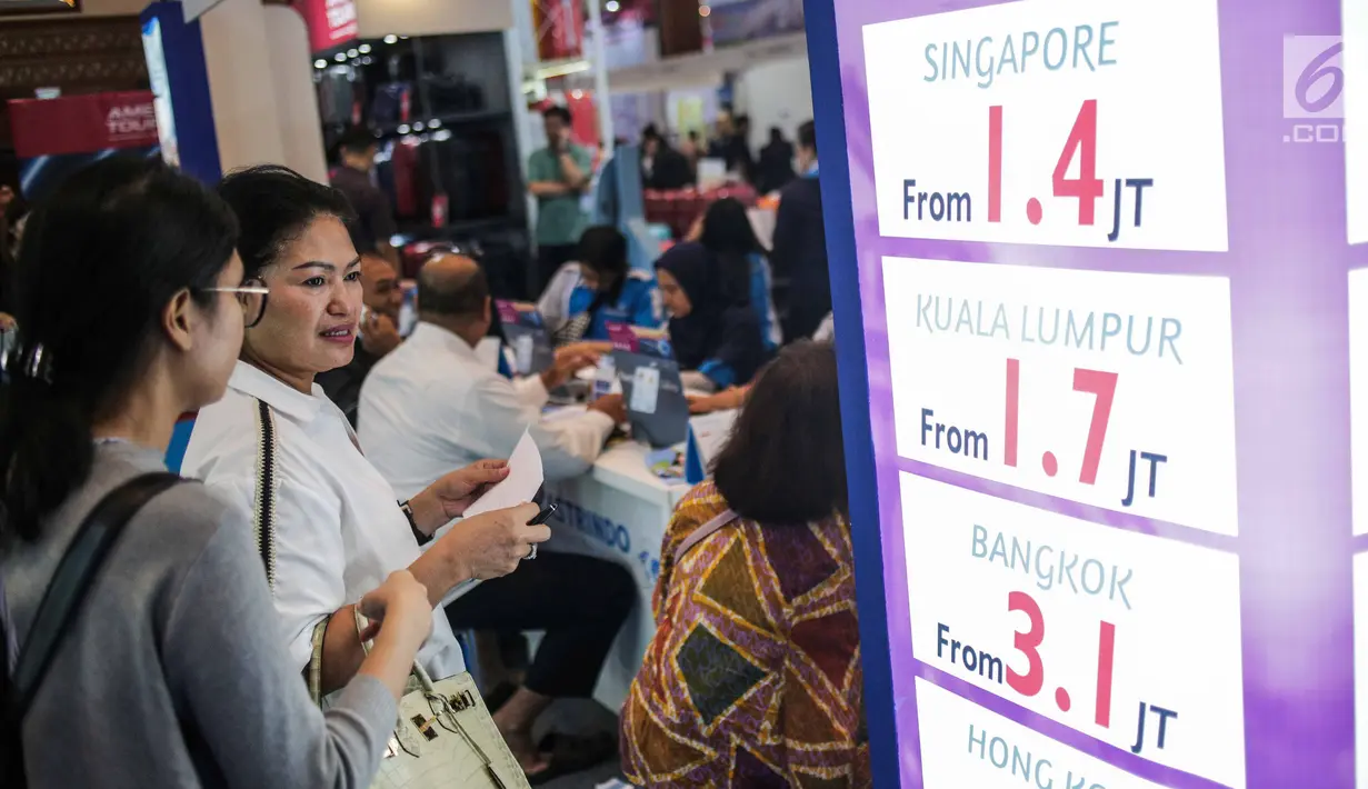 Pengunjung melihat-lihat promo perjalanan wisata dalam acara Astindo Travel Fair 2019 di JCC Senayan, Jakarta, Jumat (22/2). Paket promo tur domestik ke Belitung selama tiga hari ditawarkan mulai Rp 1,6 juta. (Liputan6.com/Faizal Fanani)