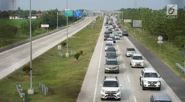 Sejumlah kendaraan melintas saat diberlakukanya sistem jalur satu arah (one way) di Gerbang Tol Palimanan, Cirebon, Jawa Barat, Jumat (7/6/2019). Rekayasa lalu lintas di H+3 Lebaran itu dilakukan guna mengantisipasi kemacetan saat arus mudik di Jalan Tol Trans Jawa. (Liputan6.com/Immanuel Antonius)