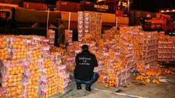 Petugas bea cukai memeriksa kotak jeruk palsu berisi pil Captagon di Pelabuhan Beirut, Lebanon, 29 Desember 2021. Bea Cukai Lebanon menyita sembilan juta pil Captagon dalam jeruk palsu yang ditujukan ke salah satu negara Teluk. (ANWAR AMRO/AFP)