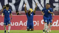 Selebrasi pemain PSIS Semarang, Carlos Fortes usai mencetak gol kedua timnya ke gawang Persita Tangerang dalam lanjutan pertandingan babak penyisihan Grup A Piala Presiden 2022 antara PSIS Semarang menghadapi Persita Tengerang di Stadion Manahan, Solo, Jawa Tengah, Senin (13/6/2022). (Bola.com/Arief Bagus)