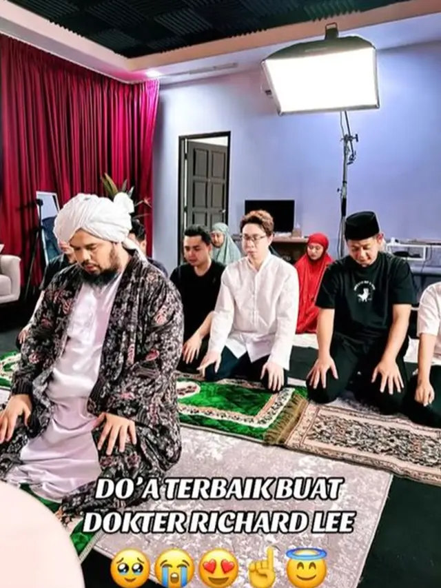 6 Potret Detik-detik Richard Lee Mualaf, Disaksikan Ustaz Derry dan Felix Siauw