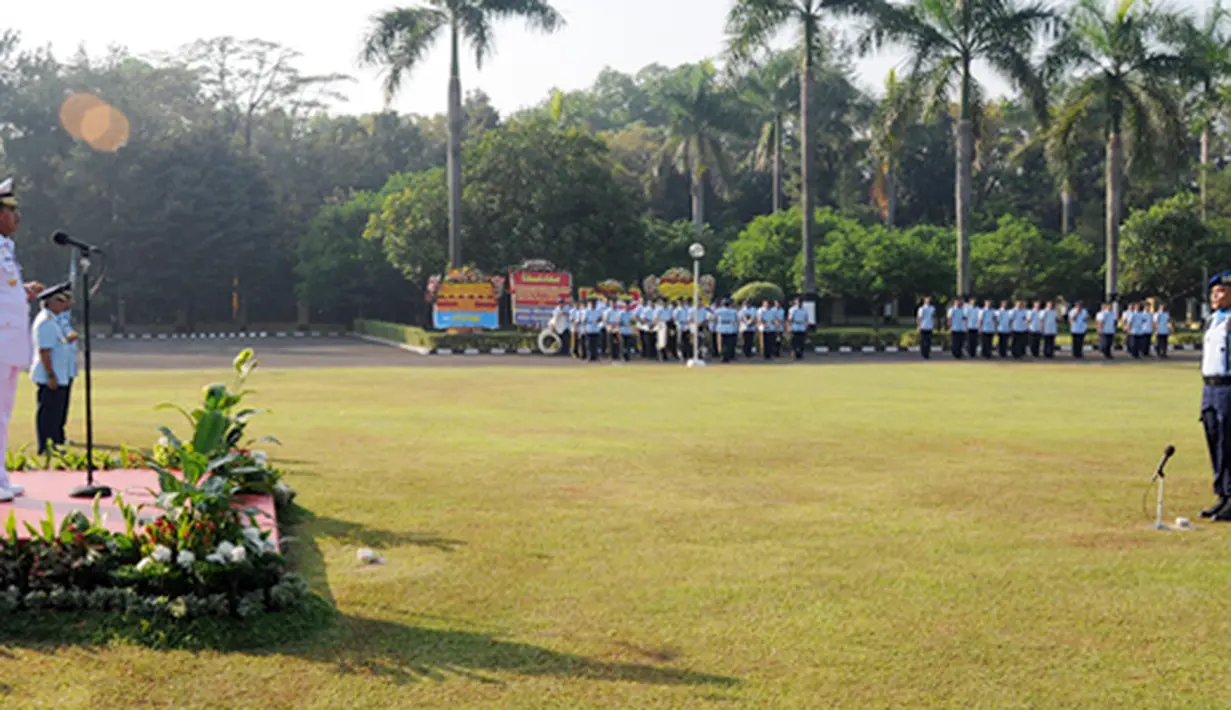 Citizen6, Jakarta: Panglima TNI Laksamana TNI Agus Suhartono bertindak selaku Irup, di acara Sertijab Pangkohanudnas TNI di Lapangan Upacara Kohanudnas Halim Perdanakusuma Jakarta, Senin (25/6). (Pengirim: Badarudin Bakri).