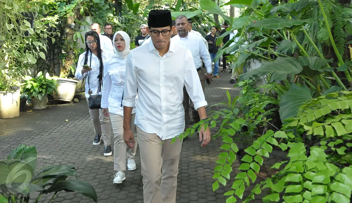 Calon Wakil Gubernur DKI, Sandiaga Uno mendatangi kediaman orangtuanya di Kebayoran Baru, Jakarta, Rabu (19/4). ). Sandiaga meminta doa restu kepada orangtuanya sebelum menggunakan hak pilihnya di TPS 01 pada Pilkada DKI 2017. (Liputan6.com/Helmi Afandi)