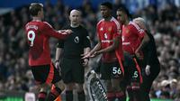Penyerang Manchester United asal Denmark #09, Rasmus Hojlund (kiri), meninggalkan lapangan setelah digantikan, sementara penyerang Manchester United asal Norwegia #56, Chido Obi, dan bek Manchester United asal Prancis #15, Leny Yoro, digantikan dalam pertandingan Liga Primer Inggris antara Everton dan Manchester United di Goodison Park di Liverpool, Inggris barat laut pada 22 Februari 2025. (Paul ELLIS/AFP)