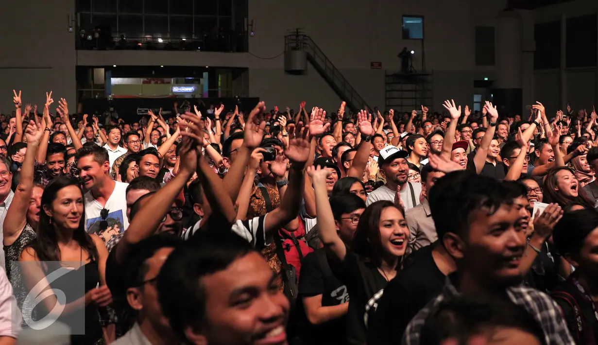 Para penikmmat musik Jazz menikamti Java Jazz Festival 2016 di Jakarta, Jumat (4/3). Acara Java Jazz Festival ini menghadirkan para bintang penyanyi baik lokal maupun mancanegara. (Liputan6.com/Angga Yuniar)