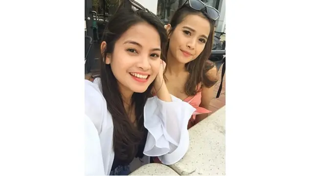 Juwita dan Acha hanya terpaut usia 2 tahun, keduanya terlihat mirip bak anak kembar.