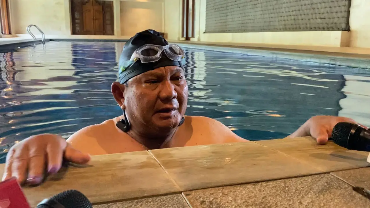 Sepulangnya melakukan pencoblosan, Prabowo bergegas melakukan olahraga favoritnya yakni berenang yang ia lakukan di kediaman pribadinya Padepokan Garuda Yaksa, Hambalang, Bogor, Jawa Barat.