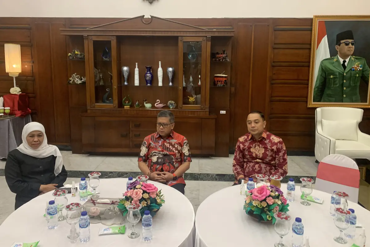 Gubernur Jawa Timur Khofifah Indar Parawangsa menemui Sekjen PDIP Hasto di kediaman rumah dinas Walikota Surabaya Eri Cahyadi, Kamis (10/11/2022) sore (Liputan6.com/Delvira Hutabarat)