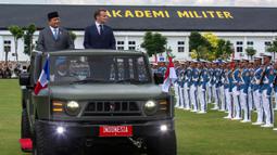 Tiba di Akademi Militer, kedua pemimpin negara mengikuti upacara penyambutan dan pemeriksaan pasukan jajar kehormatan. (DEVI RAHMAN/AFP)