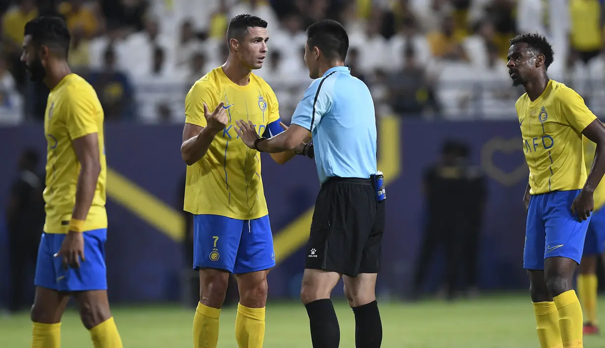 Pemain Al-Nassr, Cristiano Ronaldo (kiri) melakukan protes terhadap keputusan wasit yang memimpin laga play off Liga Champions Asia 2023/2024 antara Al-Nassr melawan Al-Ahli Dubai di KSU Stadium, Rabu (23/8/2023) WIB. (AFP/Yazid al-Duwihi)