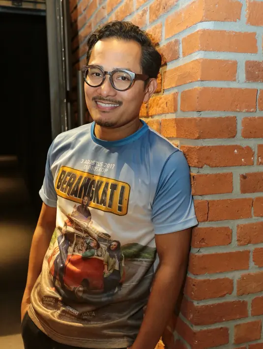 "Aku kan emang orangna jijikan, gak mau pakai rambut orang lain. Kalau rambut kayak gitu kan biasanya kalau bukan rambut orang lain bisa juga orang mati. 8 tahun simpen rambut, akhirnya dipakai," tukas Tanta. (Adrian Putra/Bintang.com)