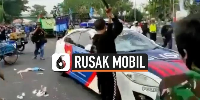 VIDEO: Pengunjuk Rasa di Surabaya Rusak Mobil Polisi