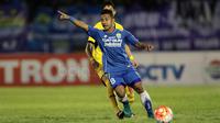 Pemain Muda Persib Bandung, Gian Zola saat melawan Mitra Kukar pada laga Piaala Presiden 2017 di Stadion Manahan, Solo, (22/4/2017). (Bola.com/Nicklas Hanoatubun)
