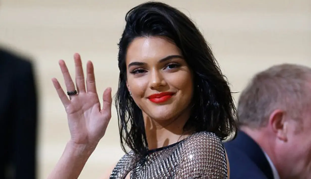 Hubungan yang terjalin antara Kendall Jenner dan ASAP Rocky sampai saat ini memang belum diketahui kejelasannya. Meskipun kerap terlihat bermesraan, namun keduanya tak kunjung mengonfirmasi pada publik. (AFP/Bintang.com)