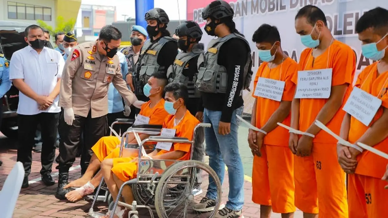 Kepala Polda Riau Irjen M Iqbal berbincang dengan eksekutor pembakar mobil pegawai Lapas Pekanbaru.