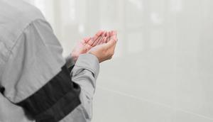 Ilustrasi seorang muslim berdoa, Islam. (Photo by Masjid Pogung Dalangan on Unsplash)