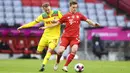 Pemain Bayern Munchen, Joshua Kimmich, berebut bola dengan pemain FC Koln, Ondrej Duda, pada laga Bundesliga di Stadion Allianz, Minggu (27/2/2021). Bayern menang dengan skor 5-1. (AP/Andreas Schaad)