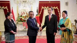 Presiden Jokowi berjabat tangan dengan PM Timor Leste Rui Maria De Araujo (kedua kiri) di Istana Merdeka, Jakarta, Rabu (26/8). Keduanya melakukan pertemuan bilateral untuk meningkatkan kerjasama Indonesia dan Timor Leste. (Liputan6.com/Faizal Fanani)