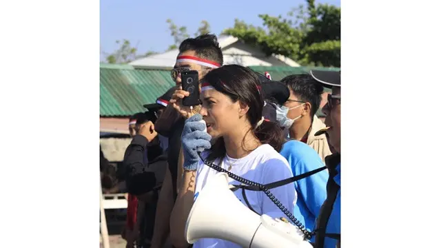 6 Momen Aurelie Ikut Bersihkan Pantai di Hari Kemerdekaan, Jadi Panutan