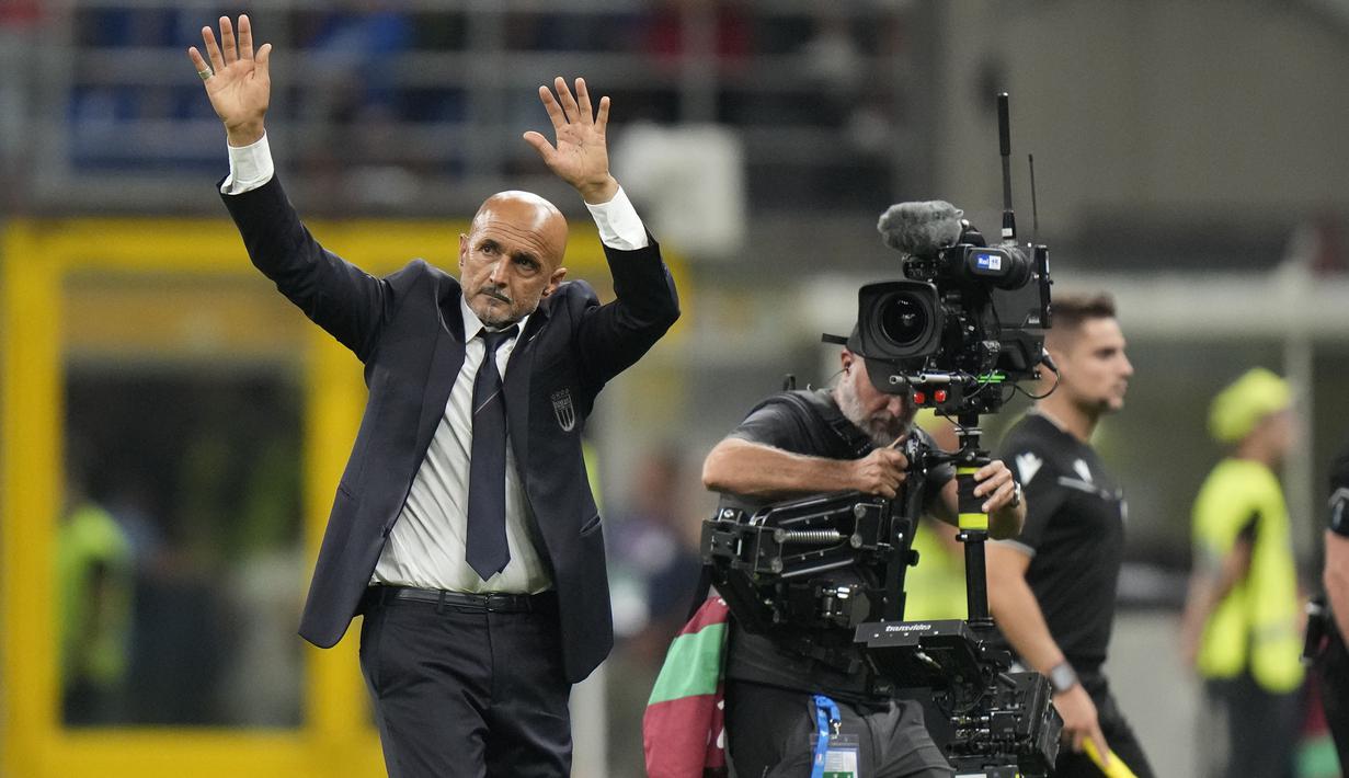 Selebrasi pelatih Timnas Italia, Luciano Spalletti setelah menang 2-1 atas Timnas Ukraina pada laga Grup C Kualifikasi Euro 2024 di San Siro Stadium, Milan, Rabu (13/9/2023) dini hari WIB. (AP Photo/Luca Bruno)
