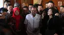 Jaksa Agung HM Prasetyo (tengah) memberikan keterangan kepada wartawan seusai menerima kedatangan terpidana kasus pelanggaran UU ITE, Baiq Nuril di gedung Kejaksaan Agung, Jakarta, Jumat (12/7/2019). Kedatangan Baiq Nuril itu untuk mengajukan penangguhan eksekusi. (Liputan6.com/Johan Tallo)