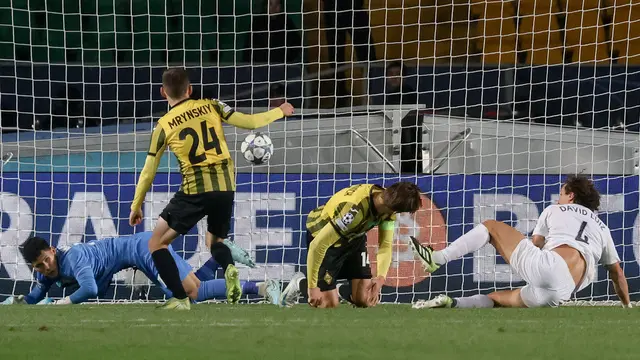 Kiper Kairat, Temirlan Anarbekov (kiri), melakukan penyelamatan saat pemain Pafos, David Luiz (kanan), gagal mencetak gol