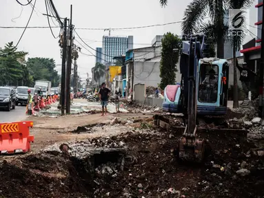 Alat berat melakukan pengerukan tanah saat proyek pelebaran Jalan Pangeran Antasari, Jakarta, Kamis (8/11). Pelebaran ini untuk mengantisipasi kemacetan setelah dioperasikannya Tol Depok-Antasari. (Liputan6.com/Faizal Fanani)