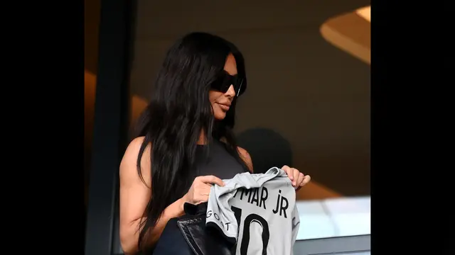 Foto: Ramai Soal Kutukan, Ini Dia Gaya Kim Kardashian saat Menonton PSG