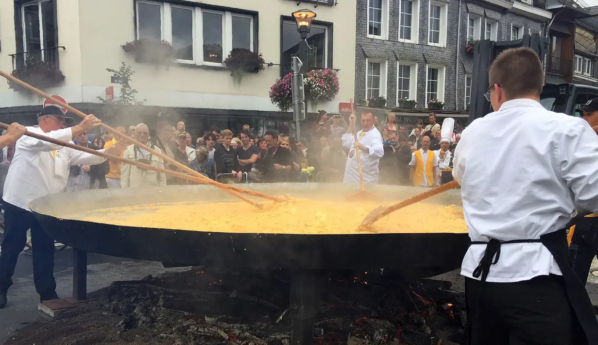 Juru masak dan sukarelawan membuat omelet raksasa dalam World Giant Omelette Festival di Malmedy, Belgia, Selasa (15/8). Kota Malmedy punya tradisi membuat omelette raksasa yang sudah berlangsung selama 22 tahun terakhir. (AP Photo/Daniela Berretta)