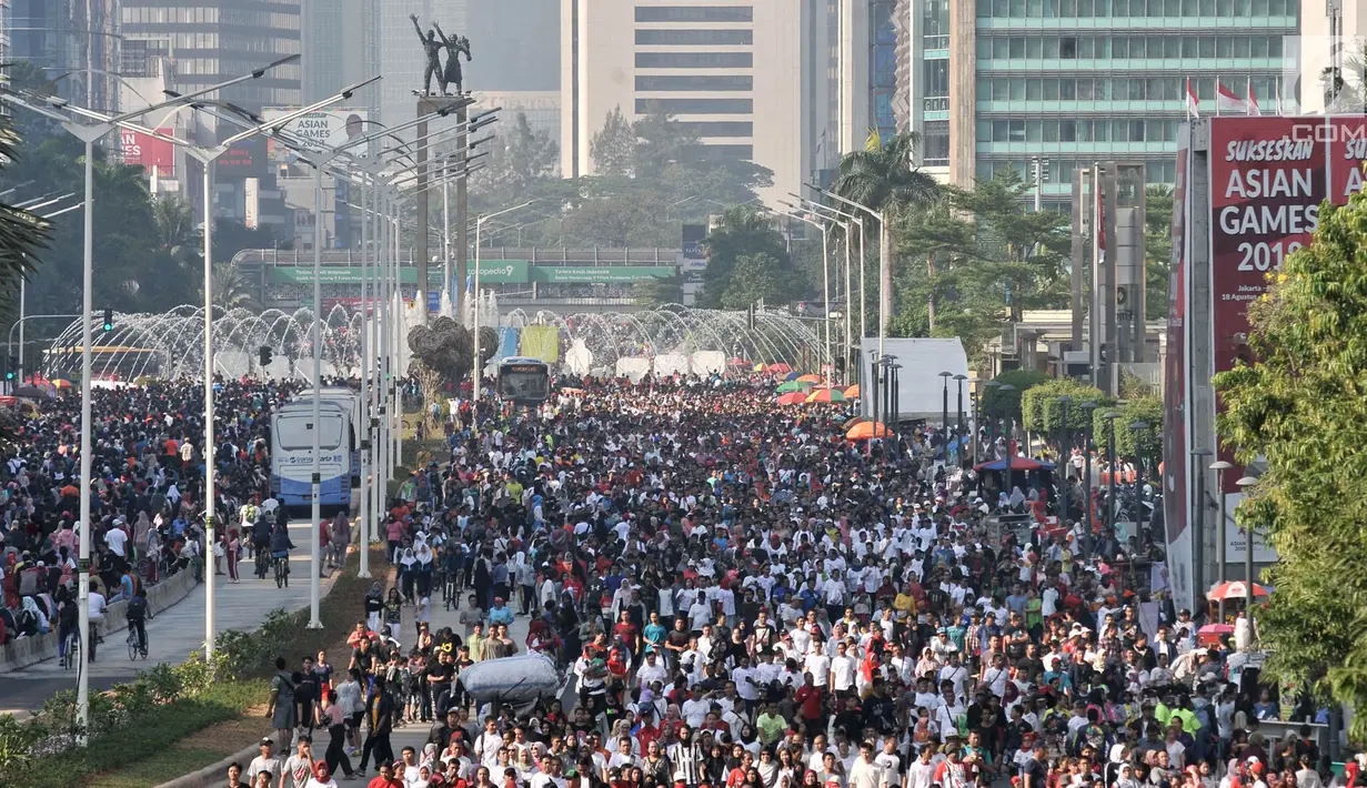 Suasana aktivitas warga di area Car Free Day kawasan MH Thamrin, Jakarta Pusat, Minggu (19/8). Kawasan di sepanjang Thamrin kini lebih luas dan nyaman untuk warga melakukan kegiatan CFD setelah mengalami penataan trotoar. (Merdeka.com/ Iqbal S. Nugroho)