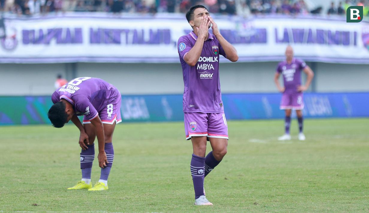 <p>Pemain Persita Tangerang, Ezequiel Vidal, tampak kecewa setelah gagal mencetak gol ke gawang Persebaya Surabaya pada laga pekan ke-18 BRI Liga 1 2022/2023 di Stadion Indomilk Arena, Tangerang, Rabu (18/1/2023) sore WIB. Persita kalah 0-5 dari Persebaya. (Bola.com/M Iqbal Ichsan)</p>