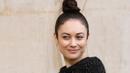 Aktris Olga Kurylenko berpose sebelum acara peragaan busana Christian Dior di Museum Musee Rodin, Paris, Prancis, 27 Februari 2018. Olga Kurylenko mengingatkan seluruh penggemar agar lebih berhati-hati dan menjaga kesehatan menyikapi virus corona COVID-19. (Patrick KOVARIK/AFP)