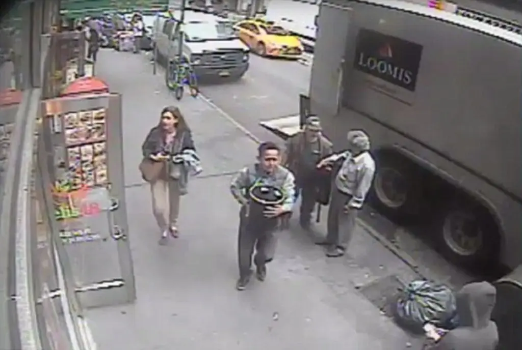 Pencuri yang belum teridentifikasi tersebut melarikan seember kepingan emas seberat 31 kilogram, dari dalam sebuah truk di pinggir jalan di Manhattan (NYPD/Dailymail.com)
