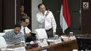 Gubernur Bank Indonesia (BI) Agus Martowardojo hadir saat mengikuti Rakor Tingkat Menteri di Kantor Kemenko PMK, Jakarta, Rabu (6/11). Rakor tersebut juga membahas Bantuan Pangan Non Tunai (BPNT) tahun 2017. (Liputan6.com/Faizal Fanani)