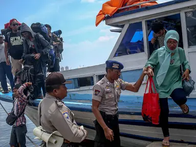 Sejumlah penumpang turun dari kapal jurusan Pulau Pramuka dan Pulau Pari di Pelabuhan Kali Kali Adem, Muara Angke, Jakarta Utara, Senin (2/1/2017). (Liputan6.com/Faizal Fanani)