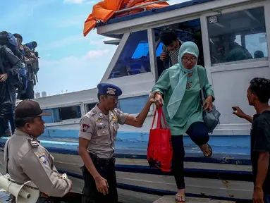 Sejumlah penumpang turun dari kapal jurusan Pulau Pramuka dan Pulau Pari di Pelabuhan Kali Kali Adem, Muara Angke, Jakarta Utara, Senin (2/1/2017). (Liputan6.com/Faizal Fanani)