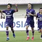 Pemain Persita Tangerang, Edo Febriansyah, melakukan selebrasi usai membobol gawang PSM Makassar pada laga Shopee Liga 1 di Stadion Sport Center Tangerang, Jumat, (6/3/2020). Kedua tim bermain imbang 1-1. (Bola.com/M Iqbal Ichsan)