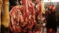 Calon pembeli melihat daging yang dijajakan di salah satu kios di Pasar Senen, Jakarta, Kamis (22/6). Harga daging sapi segar diprediksi dapat melonjak hingga Rp 150.000 per kilogram sampai menjelang Lebaran 2017. (Liputan6.com/Angga Yuniar)